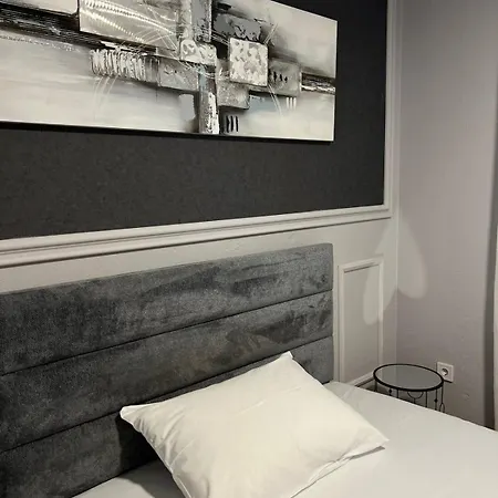 Dukley Family Near Center *