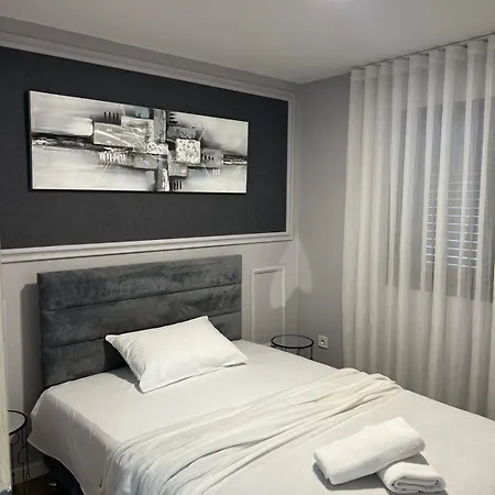 Dukley Family Near Center Daire