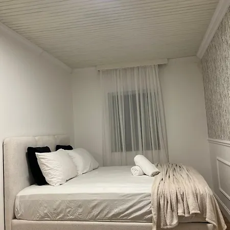 Dukley Family Near Center Daire *